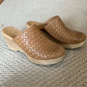 Everlane The Clog tan woven leather